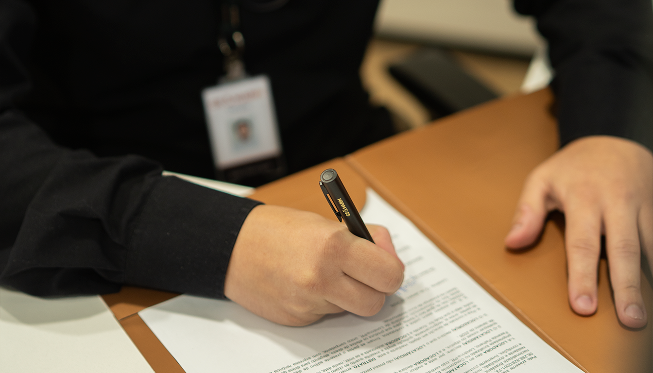 Consultor GS&MARIN na assinatura de documentos