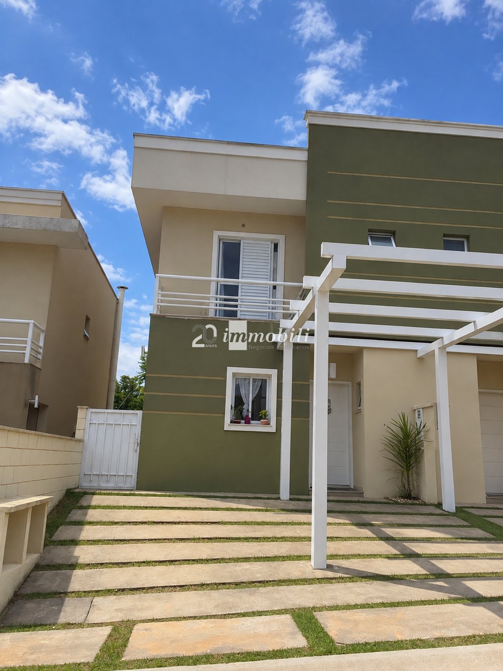 Casa à Venda na Granja Viana, Cotia – 3 Dormitórios, Suíte com Closet e Lazer Completo