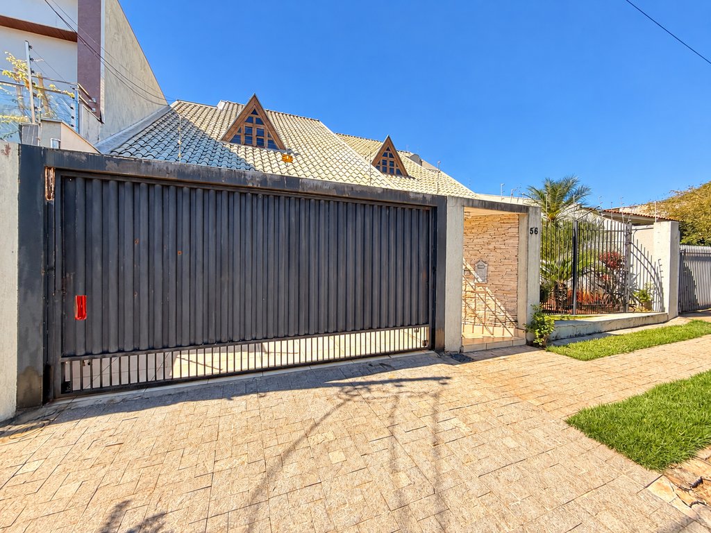 Sobrado à venda em Maringá, Jardim Lucianópolis, com 4 suítes, com 295.04 m²