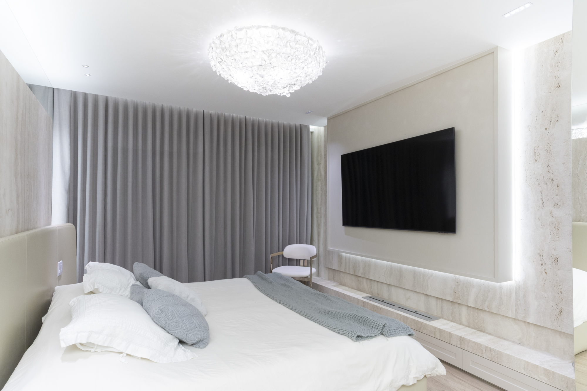 Banheiro da suíte com acabamento luxuoso em mármore