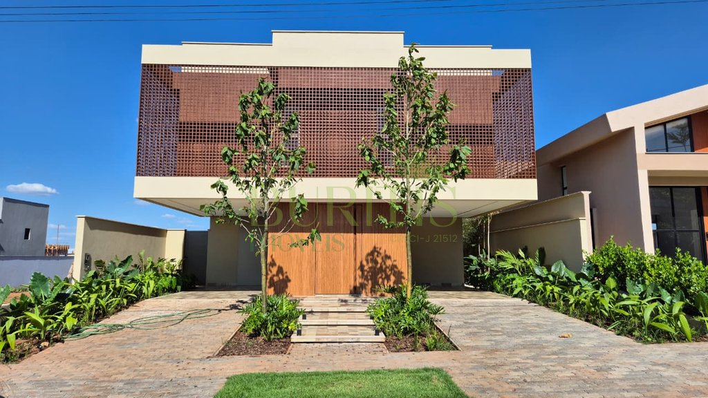 Casa à venda em Rio Verde, Condomínio Vale das Araras, com 3 suítes, com 355.68 m²