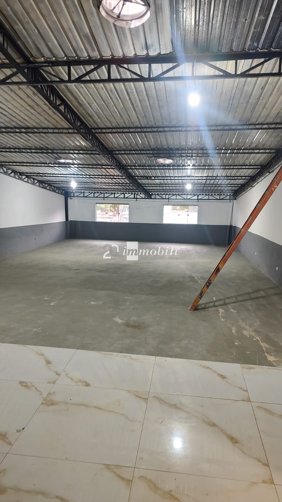 Galpão para alugar em Cotia, Granja Viana, com 250 m²