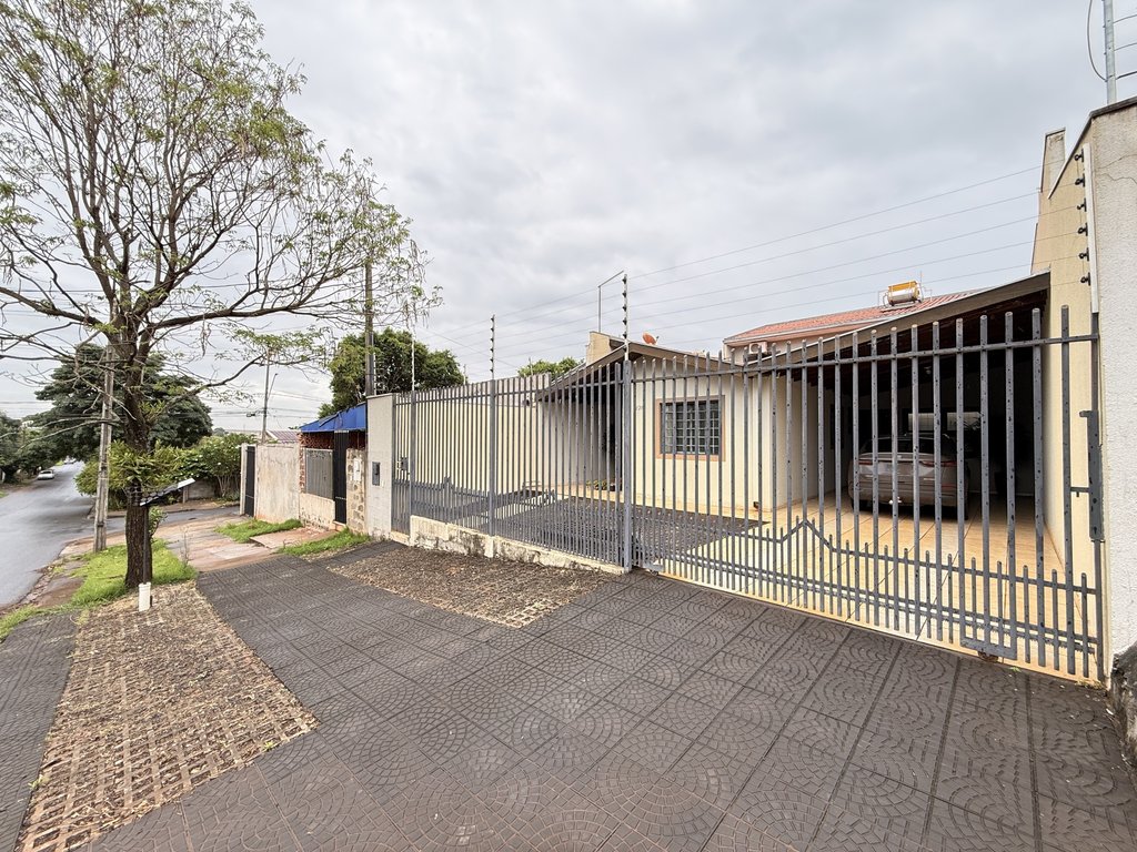 Sobrado à venda em Maringá, Jardim Paraíso, com 3 quartos, com 130.96 m²