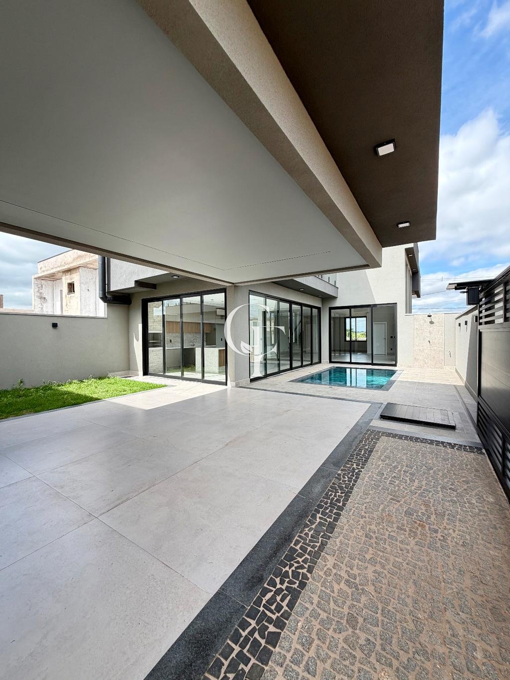 Casa à venda em Paulínia, Parque Brasil 500, com 3 suítes, com 261 m², Santorini Residencial Club