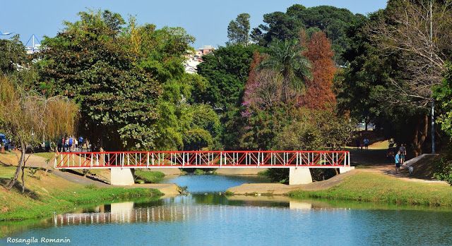 Parque Ecológico de Indaiatuba com pessoas caminhando e áreas verdes exuberantes