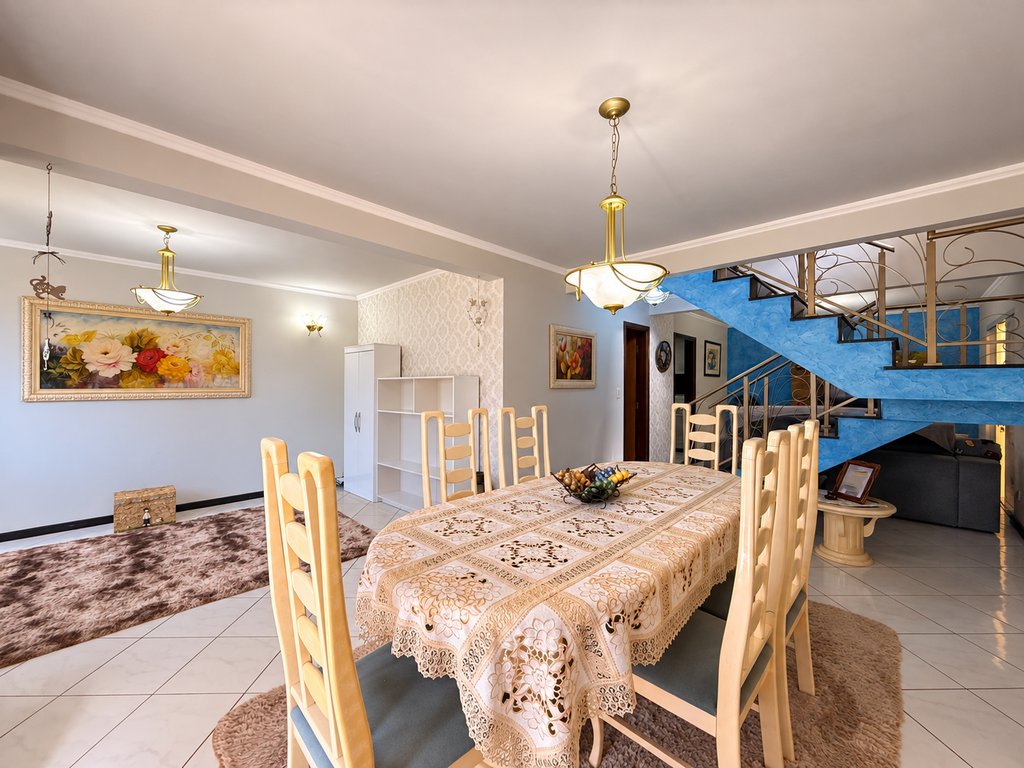 Sobrado à venda em Maringá, Zona 05, com 3 quartos, com 189.53 m²