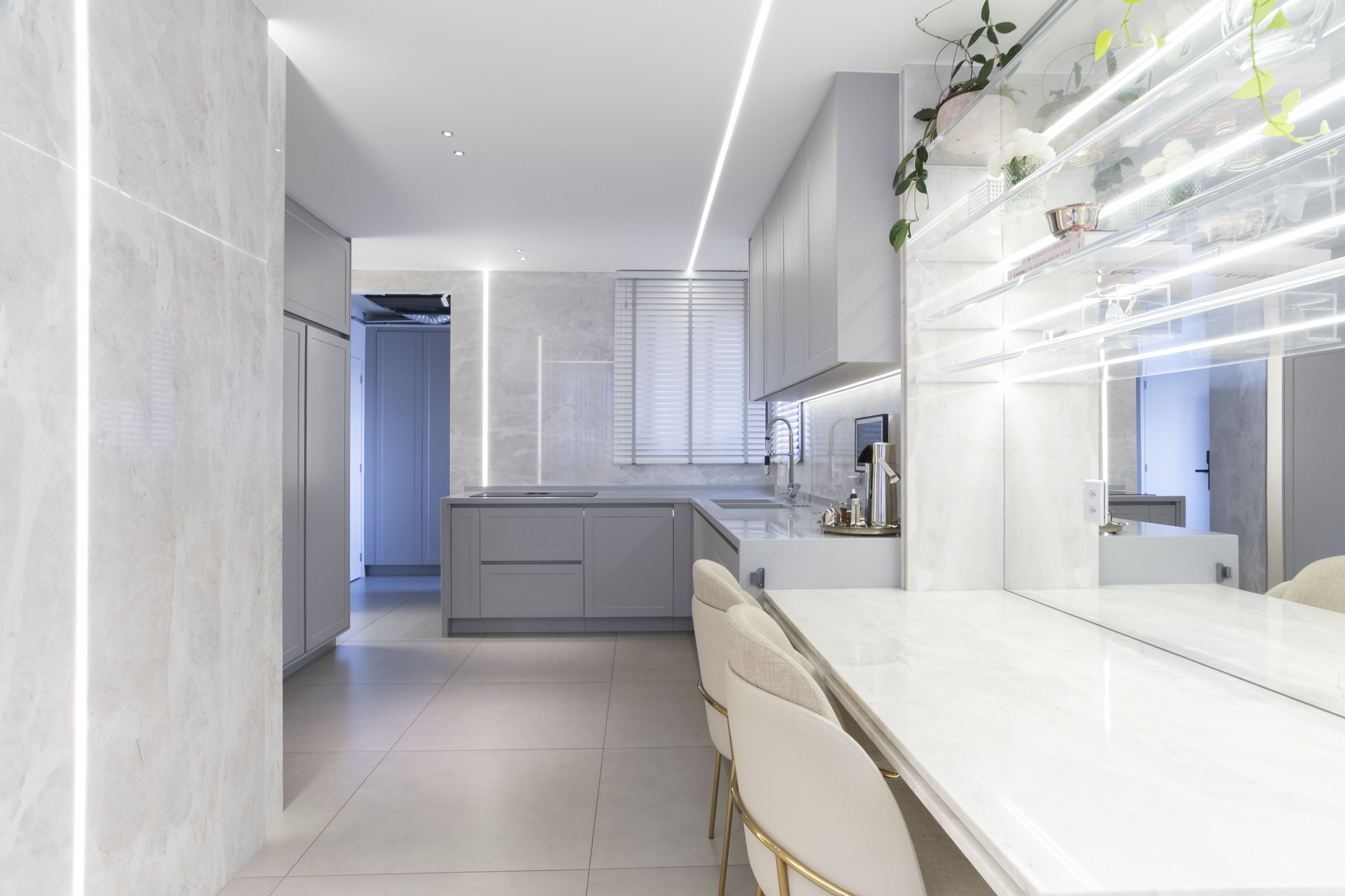Detalhes de acabamento e armários embutidos na cozinha